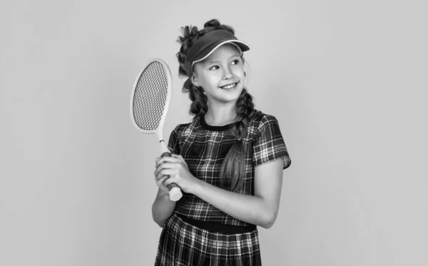 Giovanissima in fitness cap holding tennis o badminton racchetta, sport — Foto Stock