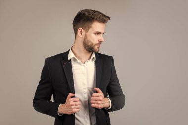 İyi bakımlı bir saç stili. Havalı ve seksi. Erkek güzellik ve moda. Sakallı adam için resmi ofis kostümü. Tıraşsız, kıllı, yakışıklı bir adam. Kuaför konsepti. Genç ve kendinden emin patron.