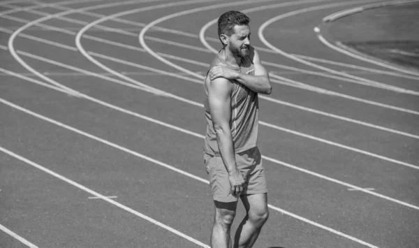 Tak bolestivé. ostrá bolest. svalnatý chlap má sportovní trauma. muž zraněn po tréninku. sport a zdravý životní styl rutiny. mužský atlet má zranění po ranním cvičení. sportovec se cítí zraněn — Stock fotografie