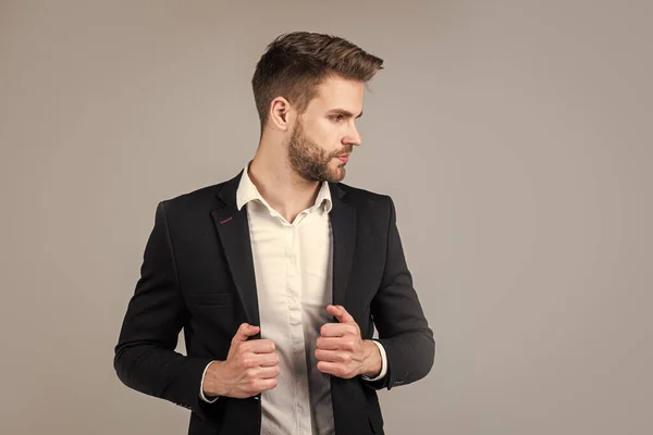 Coiffure bien soignée. Cool et sexy. beauté masculine et look mode. costume de bureau formel pour homme barbu. bel homme non rasé avec soies. concept de coiffeur. jeune et confiant patron — Photo