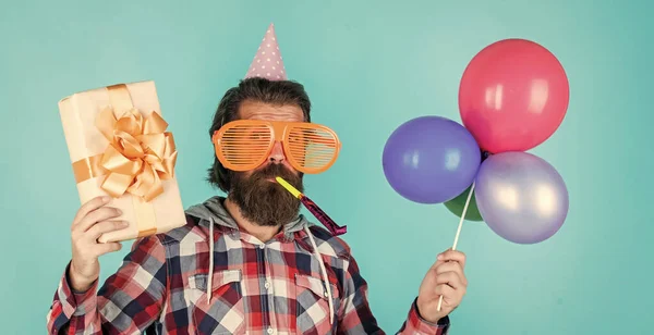 Mannelijke hipster met modieuze verzorgd haar en baard houden partij ballonnen en doos, verrassing — Stockfoto