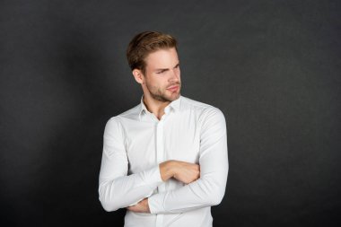 Siyah arkaplanda kendine güvenen yönetici ofis çalışanı