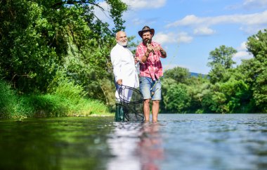 Şuna bir bak. Emekli baba ve olgun sakallı oğul. Mutlu balıkçılar. İyi kar. Dost oltası ve ağlı adamlar. iş adamlarının hobisi. emeklilik balıkçılığı. Balık avlama maceraları