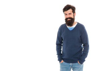 Saç ve sakal bakımı. Hipster beyazda izole edilmiş. Kendine güvenen ve bıyıklı yakışıklı bir adam..