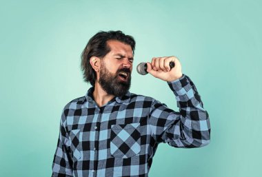 Karaoke 'de mikrofonda şarkı söyleyen duygusal sakallı adam, müzik...