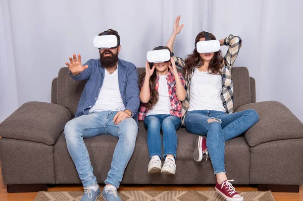 La vida moderna. padre madre e hijo gafas VR inalámbricas. familia de realidad virtual — Foto de Stock