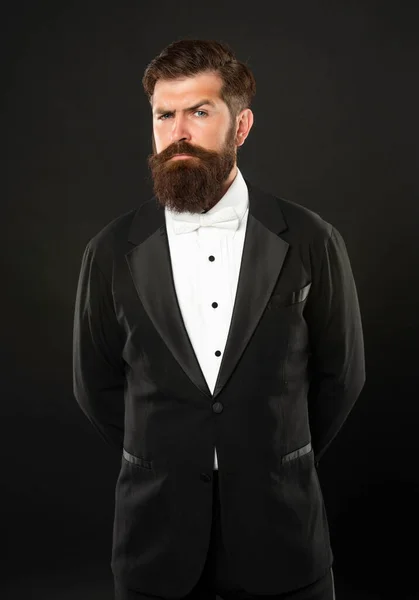 Mordomo elegante em smoking no fundo preto, formalwear — Fotografia de Stock