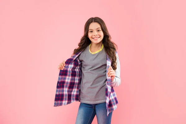 Szczęśliwe dziecko w szarej koszuli na różowym tle, dzieciństwo — Zdjęcie stockowe