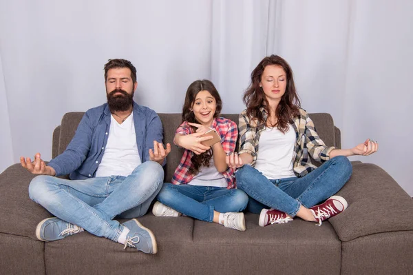 Happy child neemt video op smartphone wijzend naar vader meditatie beoefenen met moeder, levensstijl — Stockfoto