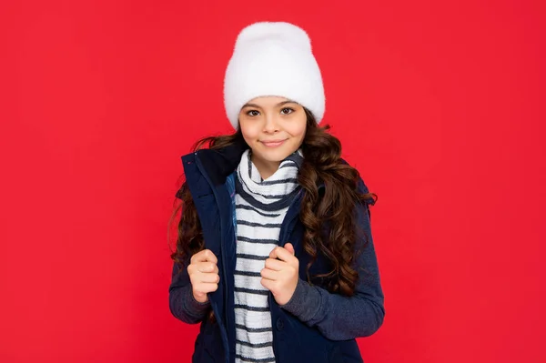 Portrait of child wearing warm clothes. express positive emotion. winter fashion. — Stock Photo, Image