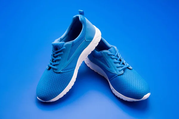 一双舒适的运动鞋。运动鞋蓝色运动鞋。蓝色底鞋子. — 图库照片
