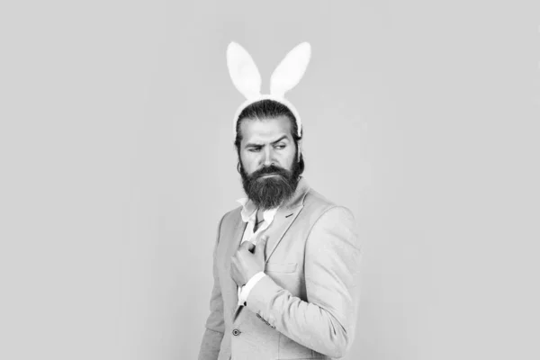 Dojrzały brodaty mężczyzna wygląda elegancko nosząc królicze uszy, Wielkanoc — Zdjęcie stockowe