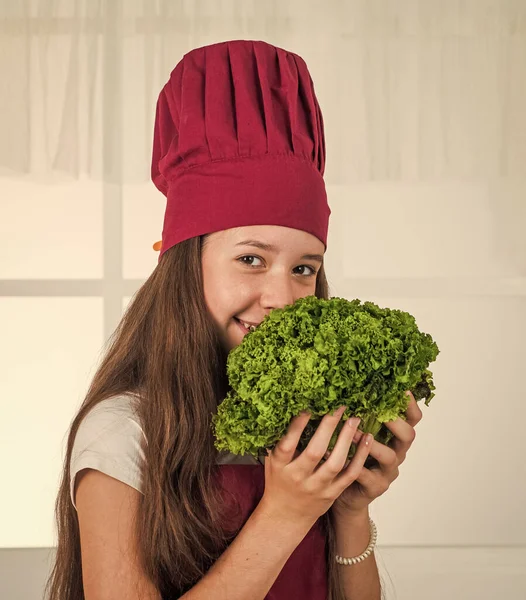 Kind kocht Mahlzeit nur aus gesunden und biologischen Produkten, Salatkraut — Stockfoto