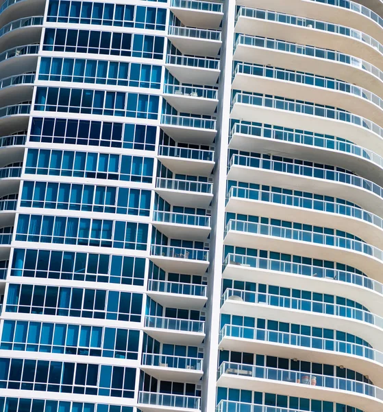 Pencereleri ve balkonları olan çok katlı apartman cephesinin mimari detayları — Stok fotoğraf