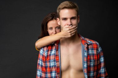Aşık seksi genç çift siyah arka planda sessizliğini koruyor, sessizliğini koruyor.