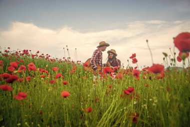 Müzik. Gelincik çiçekli gitarlı romantik çift. Aile yaz tatili. Mutlu bir adam ve aşık bir kadın bahar havasının tadını çıkarırlar. Mutlu ilişkiler. Kız ve erkek sahada. Aşk hikayesi.