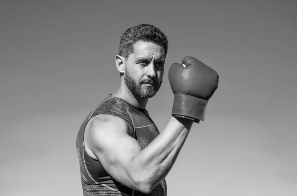 Nocaute. Homem boxeador a socar. ginásio de fitness ao ar livre. musculoso atlético cara formação em luvas de boxe — Fotografia de Stock
