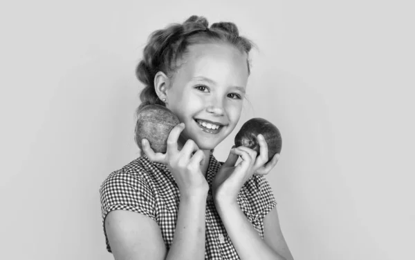 Criança adolescente feliz com maçãs cheias de vitamina colhida da colheita de outono, comida natural — Fotografia de Stock
