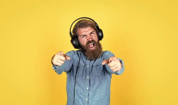 Szakállas, brutális férfi bajusszal fejhallgatót visel zenét hallgat, DJ — Stock Fotó