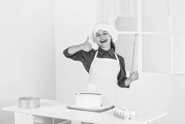 Garoto animado mostrar polegar na cozinha, sucesso — Fotografia de Stock
