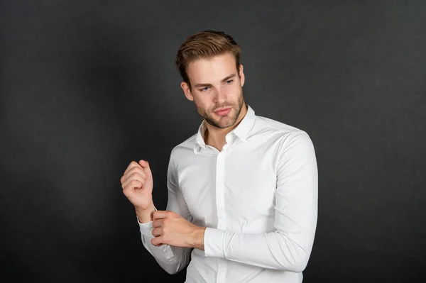 Hombre joven en camisa sobre fondo negro, moda — Foto de Stock