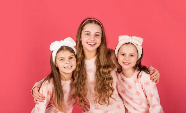Ropa de casa y pijamas para preadolescentes. Chicas felices sonriendo en ropa de casa de fondo rosa —  Fotos de Stock