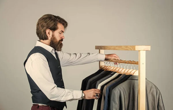 Comprador hombre hipster en probador tienda de ropa de hombre, la elección de concepto de ropa —  Fotos de Stock