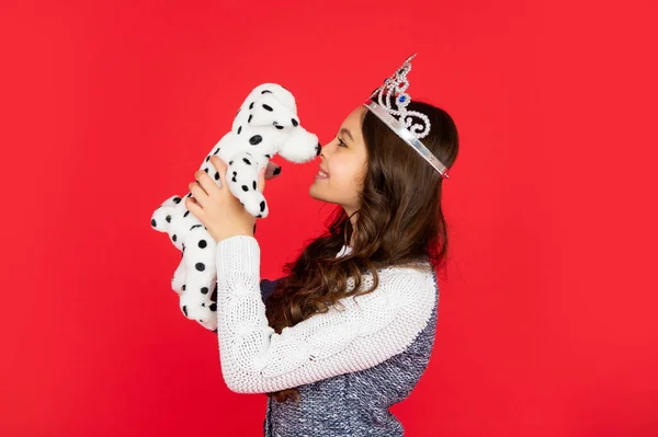 Niño positivo en corona de reina. princesa en tiara. niño jugar con juguete. adolescente chica desgaste diadema —  Fotos de Stock