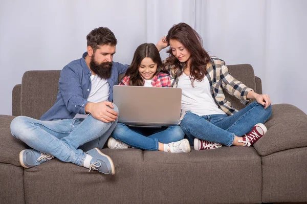 Rodinný blog. šťastní rodiče s dívkou studovat online. Máma táta a dcera nakupování — Stock fotografie
