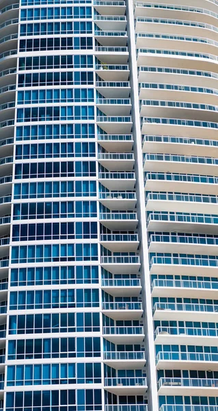 Architektonisches Detail der Fassade eines Hochhauses mit Fenstern und Balkonen — Stockfoto