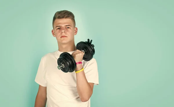 Sport et succès. mode de vie sain. concept de fitness. entraînement enfant avec haltère. — Photo