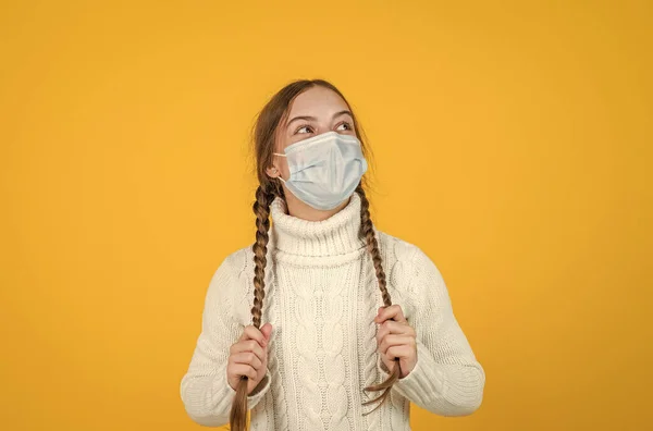 Lány gyermek visel légzőszervi maszkot, hogy megvédje a koronavírus, vírus — Stock Fotó