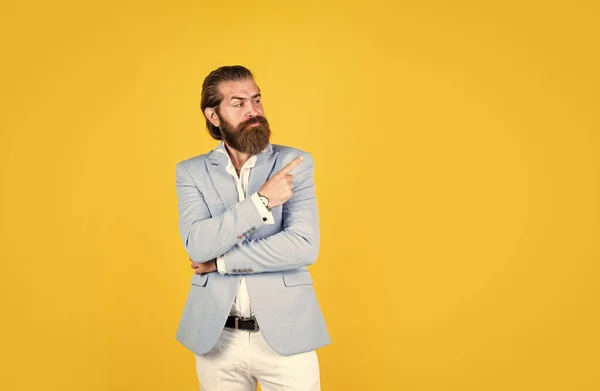 Bel homme d'affaires caucasien avec coiffure tendance en veste, salon de coiffure — Photo