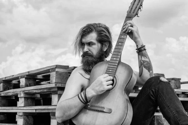 Balada romântica musical. instrumento de corda musical. maduro carismático guitarrista masculino. Um tipo com barba e bigode toca guitarra. Homem barbudo de camisa quadriculada canta música. músico intérprete musical — Fotografia de Stock