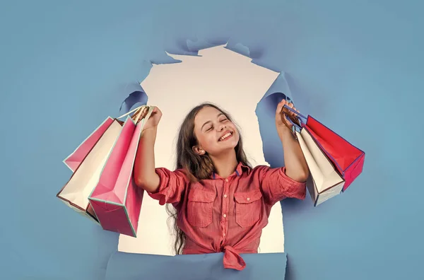 Trendy aussehende Mädchen mit Paketen Geschenke, shopaholic — Stockfoto