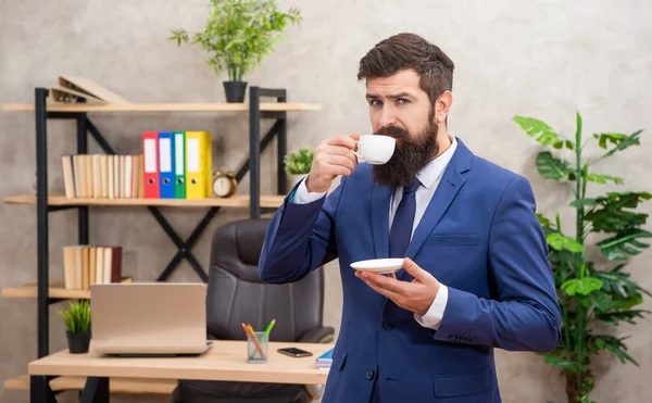 비즈니스처럼 양복을 입은 잔인 한 세보씨가 사무실에서 커피 잔 과 점심 시간을 갖고 있습니다. — 스톡 사진
