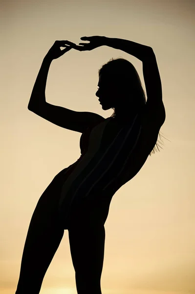 Відчувати гармонію. жінка танцює на сході сонця. темна фігура танцюриста. танцює ввечері — стокове фото