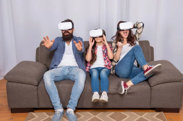 Părinți emoționali cu copii petrec timp împreună în ochelari VR acasă, inovație — Fotografie, imagine de stoc