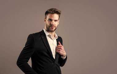 Kendi tarzında. İyi bakımlı bir saç stili. Erkek güzellik ve moda. Sakallı adam için resmi ofis kostümü. Tıraşsız, kıllı, yakışıklı bir adam. Kuaför konsepti. Genç ve kendinden emin patron.