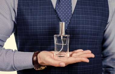 Erkekler için kolonya. Parfüm dükkanı asistanı ürün sunuyor. Erkek parfümü ve parfüm