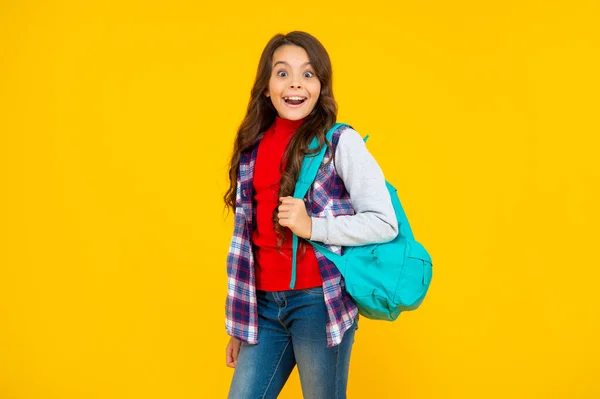 Zdumiona nastolatka nosi plecak. Z powrotem do szkoły. Dzień wiedzy. koncepcja edukacji — Zdjęcie stockowe