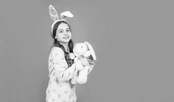 Készen állok a bulira. Boldog gyermekkort. Vidám nyuszi játszik a játékkal. Másolás. Boldog húsvéti ünnepeket! — Stock Fotó