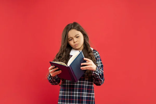 Sério adolescente menina ler livro. criança segurando cadernos. conceito de conhecimento e sabedoria. — Fotografia de Stock