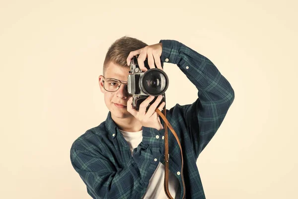 Teen boy indossare camicia casual con fotocamera retrò isolato n bianco, fotografo — Foto Stock