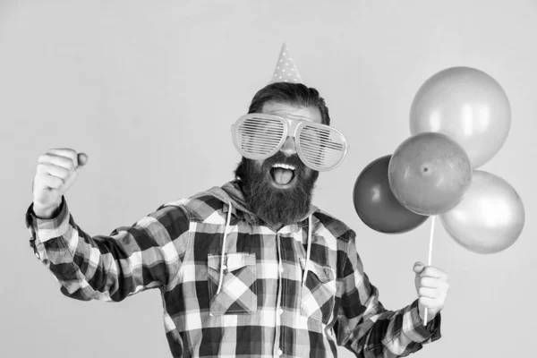 Full of happiness. stylish male having fun on birthday. bearded man celebrate holiday. anniversary. surprise for him. event manager with gift. mature guy in checkered shirt with party balloons — Stock Photo, Image