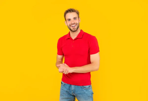 Mosolygós borotvált fiatal férfi piros ing sárga háttér, divat — Stock Fotó