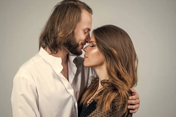 Valores familiares e relacionamento. casal alegre no amor. relações românticas de homem e mulher. amor em ação. romance e desejo. cabeleireiro cabeleireiro. barbearia masculina beleza — Fotografia de Stock