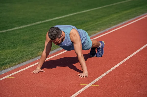 Muscular guy stand in plank making push up on sport training, strength — Stock Photo, Image