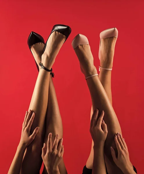 Női láb kényelmes magas sarkú cipőben, magassarkú — Stock Fotó