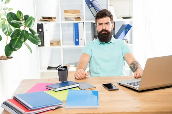 Hombre profesional serio sentado en el escritorio de la oficina, empleado — Foto de Stock